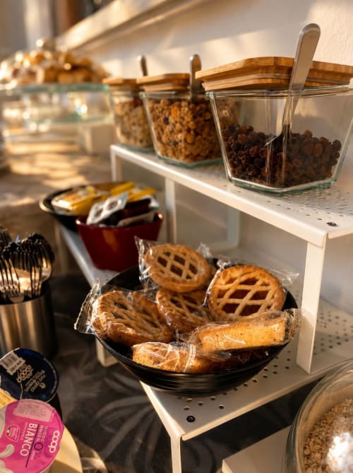 Esposizione colazione Gan Eden con pasticcini, biscotti e vasetti di spezie a San Benedetto del Querceto