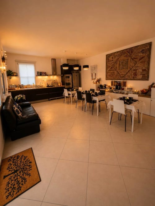 Cucina moderna a pianta aperta con zona pranzo a Gan Eden B&B a San Benedetto del Querceto, Italia