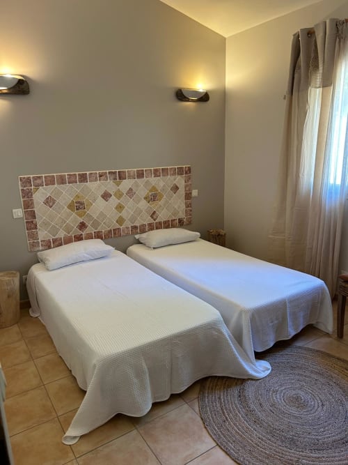 Lits jumeaux avec tête de lit en carreaux décorés dans la chambre Vista D'oro, Monacia d'Aullène, Corse