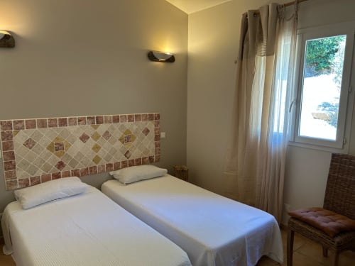 Chambre twin avec tête de lit en carrelage décoratif à l'hôtel Vista D'oro, Monacia d'Aullène, Corse, avec vue mer