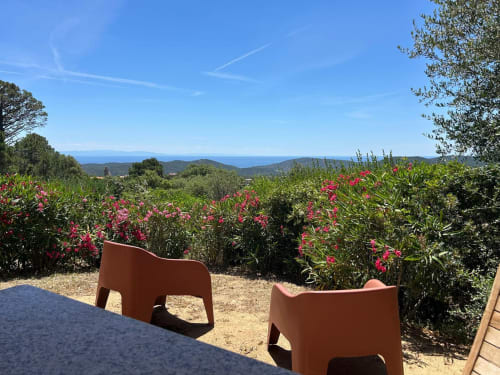 Terrasse avec vue sur mer à Vista D'oro, fleurs roses et paysage méditerranéen à Monacia d'Aullène, Corse