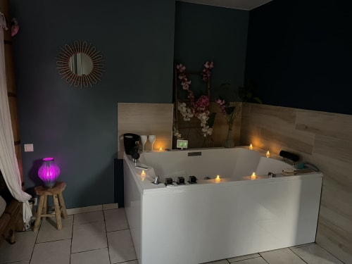 Luxurious spa-style bathtub with candlelight and flowers at Mb Room 4-star Love Room in Puget-sur-Argens, Var