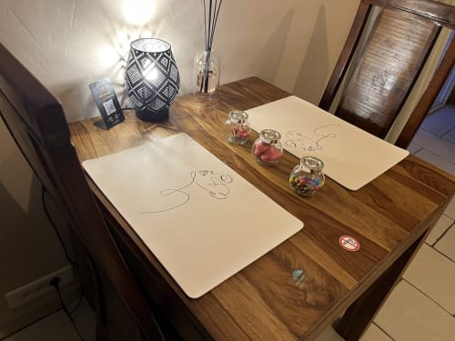 Romantic hotel desk setup at Mb Room 4 étoiles Love Room with whiteboards, decorative lamps, and flowers