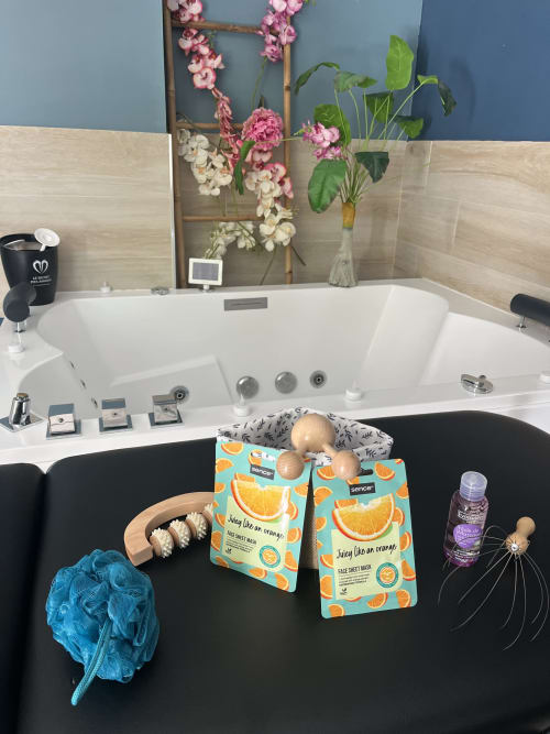 Élégante salle de bain avec baignoire de luxe, produits de soins et accessoires balnéaires à la Love Room 4 étoiles de Mb Room à Puget-sur-Argens.