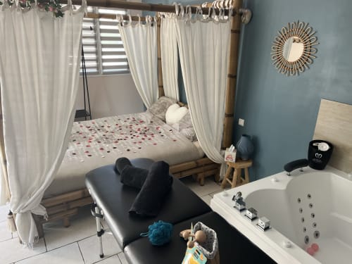 Luxury love room at Mb Room 4-star in Puget-sur-Argens with romantic canopy bed and spa jacuzzi