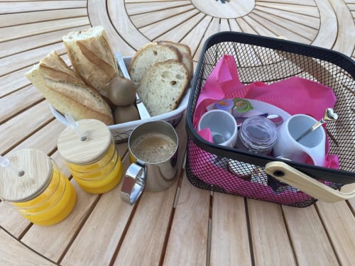 Petit-déjeuner gourmand avec pain frais, pâtisseries, jus d'orange et couverts à l'hôtel Mb Room 4 étoiles de Puget-sur-Argens
