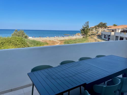 Terrazza fronte mare a Marina di Bravone con tavolo da pranzo affacciato sulla spiaggia e il Mar Mediterraneo, Linguizzetta, Corsica