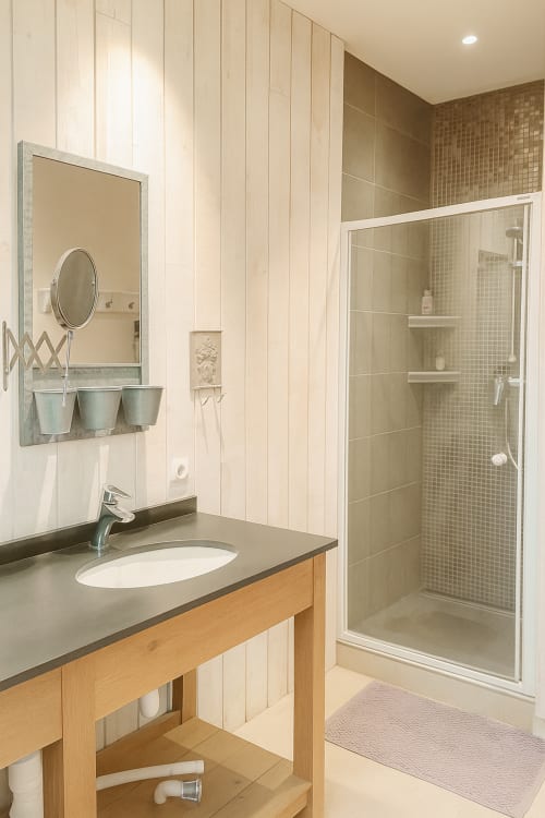 Salle de bains moderne de la suite Gabriel à Maunoury Citybreak Chartres, avec vasque en bois, plan de travail gris, douche italienne