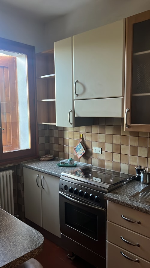 Cucina moderna nell'appartamento La casa nel cammino degli dei presso R&B La Villa, San Benedetto Val di Sambro, con fornello e