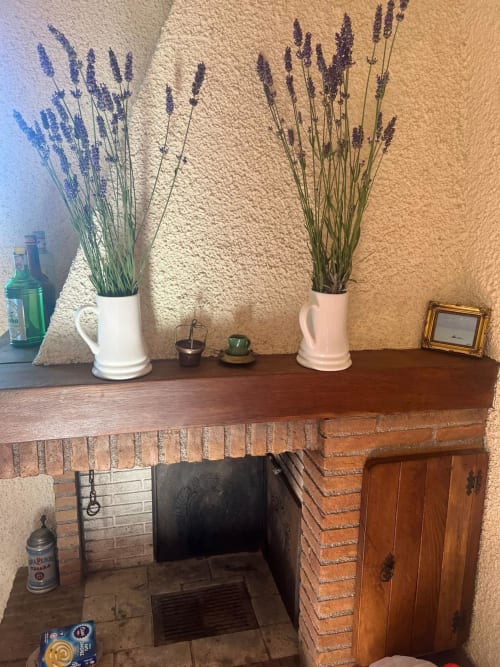 Camino della R&B La Villa, San Benedetto Val di Sambro, decorato con lavanda in vasi bianchi e piccoli oggetti d'arredo