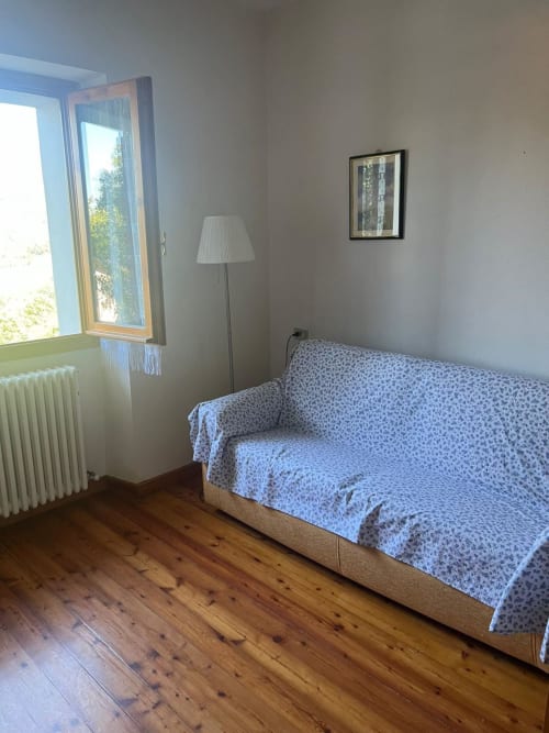Camera da letto nell'appartamento La Casa nel Cammino Degli Dei presso R&B La Villa, San Benedetto Val di Sambro, con letto, lampada da terra e