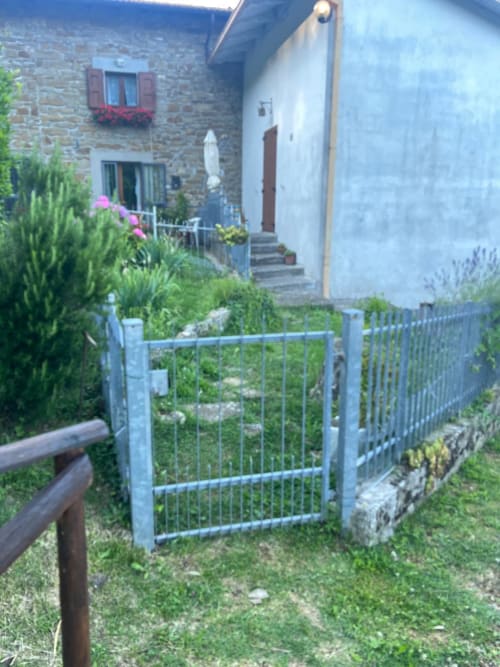 Ingresso del giardino della villetta in pietra con cancellata in ferro presso La Villa B&B, San Benedetto Val di Sambro