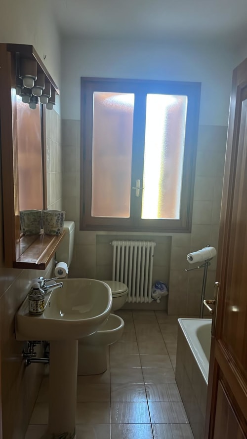 Bagno luminoso nell'appartamento La Casa nel Cammino Degli Dei presso R&B La Villa, San Benedetto Val di Sambro, con lavandino
