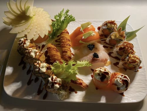 Elegante vassoio di sushi da Melpomene e Talìa a Siracusa con involtini, nigiri e freschissimi frutti di mare sapientemente disposti