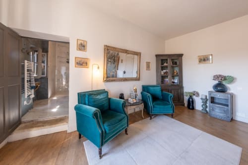 Salon élégant de la suite Cardinal de Richelieu à La vie de château, Grignan avec fauteuils turquoise et décor classique