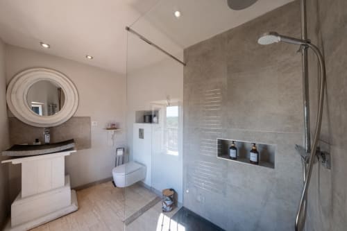 Salle de bain moderne avec douche à l'italienne, chambre Cardinal de Richelieu, La vie de château B&B à Grignan