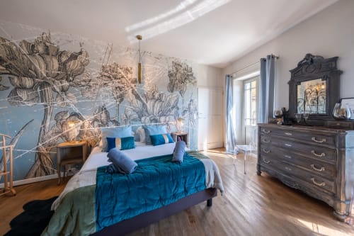 Chambre Cardinal de Richelieu au gîte La vie de château à Grignan avec literie bleue, fresque botanique et vue sur les montagnes