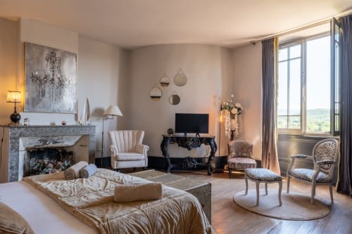 Chambre élégante à La vie de château à Grignan avec cheminée, vue sur les montagnes et mobilier français classique