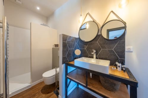 Salle de bain moderne dans la chambre Madame de Sévigné à La vie de château B&B à Grignan avec miroirs doubles, pomme de douche