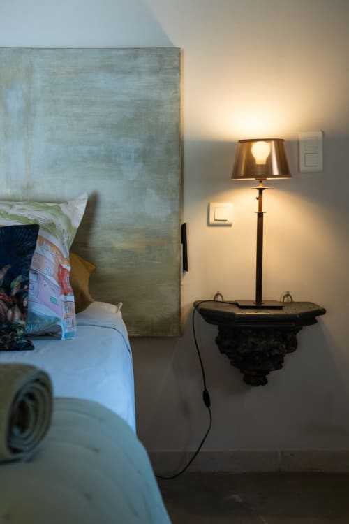 Chambre à La vie de château B&B à Grignan avec lit, applique murale décortive et équipements modernes