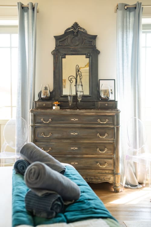 Élégante commode de chambre avec miroir orné à La vie de château, Grignan