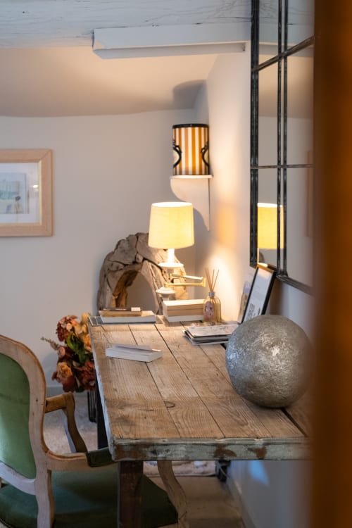 Espace de travail à la Chambre Comte de Chambord, La vie de château B&B à Grignan avec lampe, décor en pierre et art encadré