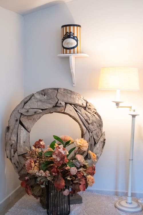 Couronne rustique en bois avec fleurs séchées dans la chambre Comte de Chambord du gîte La vie de château à Grignan