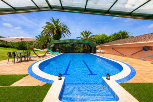 Piscina de lujo del Basque Palace BnB con carriles de nado, palmeras y terraza en Laukariz