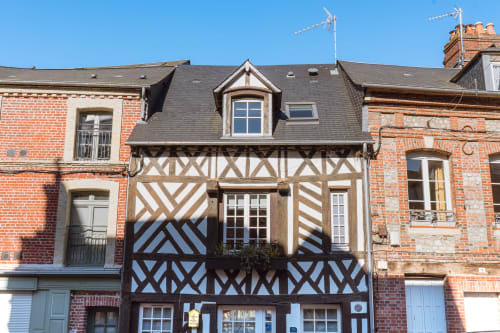Façade historique à colombages des Chambres d'hôtes Les Maisons de Pierre et Valérie à Honfleur, France