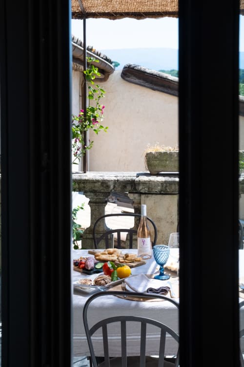 Table de salle à manger extérieure à La vie de château B&B à Grignan avec vue sur les montagnes, vin et apéritifs méditerranéens