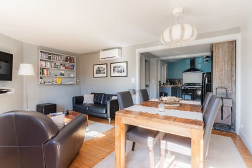 Modern open-plan living room and kitchen at Les Maisons de Pierre et Valérie B&B in Honfleur with wooden dining table and