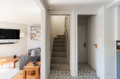 Hallway entrance at Les Maisons de Pierre et Valérie B&B in Honfleur with stairs and patterned floor tiles