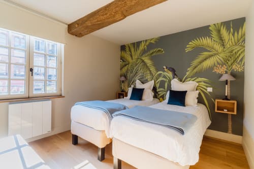 Twin bedroom with tropical palm wallpaper at Les Maisons de Pierre et Valérie B&B in Honfleur