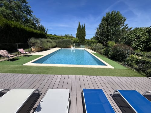 Piscine de villégiature avec transats donnant sur les jardins du Gîte La Vieille Ferme de La Doinie à Saint-Geniès