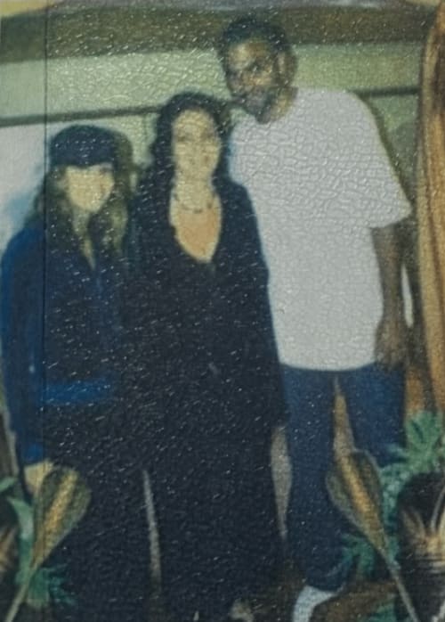 Trois invités en tenue décontractée à Luberon L'Hôtel à Apt, France