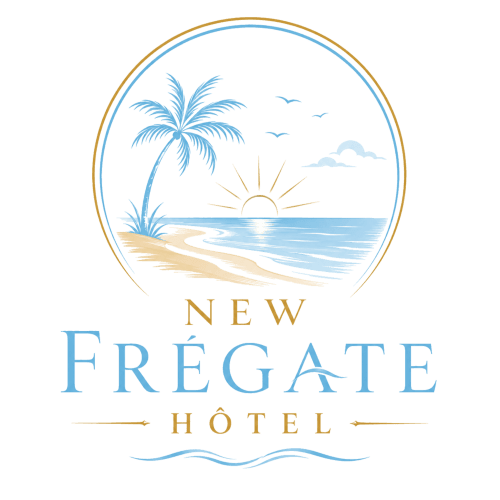 Logo del Hotel Nueva Fregate con palmera y puesta de sol en la playa de Canet-en-Roussillon
