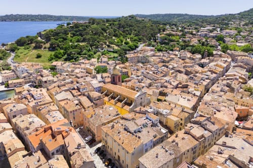 Vue aérienne du village côtier de Cavalaire-sur-Mer avec ses toits en terre cuite, face à la Méditerranée