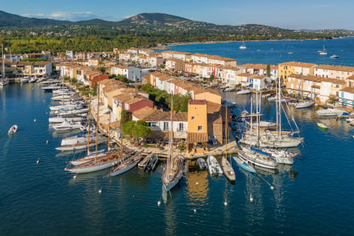 Vue aérienne de l'hôtel La Joya à Cavalaire-sur-Mer avec ses bâtiments colorés, voiliers et eaux méditerranéennes turquoise