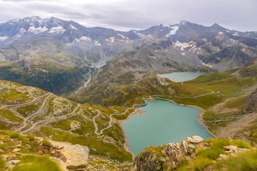 Paesaggio alpino con laghi turchesi e strade sinuose vicino a Camere d'Aria a Locana, Italia