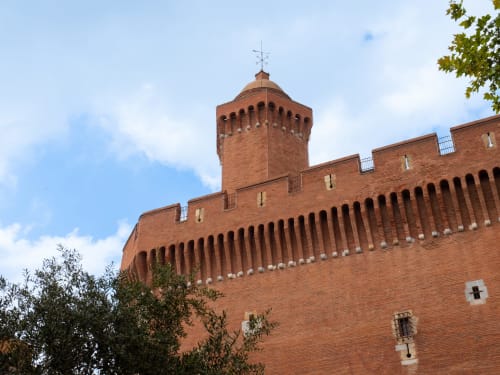 Tour en briques rouges crénelée de l'Hôtel la Frégate à Canet-en-Roussillon, France