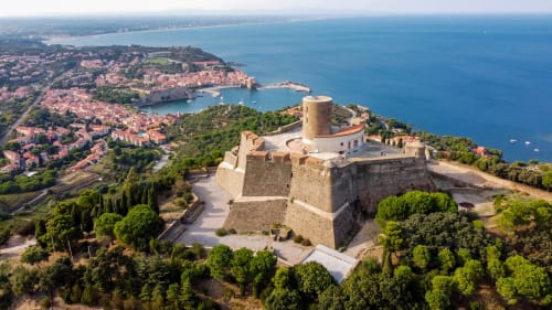 Vue aérienne du Fort de Salses dominant la station côtière de Canet-en-Roussillon et la mer Méditerranée, France