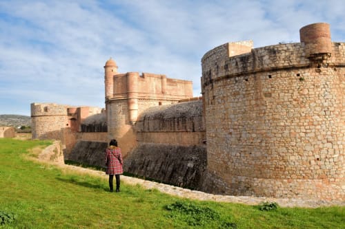Forteresse historique en pierre avec tours à l'Hôtel la Frégate à Canet-en-Roussillon