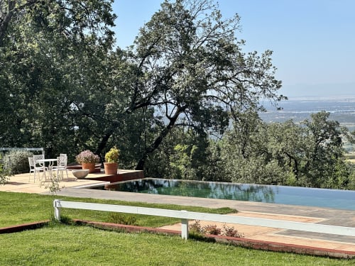 Piscina infinita con vistas al valle en villa Casa Las Cuadras, Candeleda, España, con tumbonas y terraza