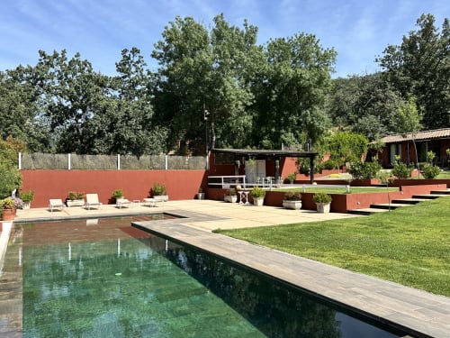Villa de lujo en El Escondite De Pedro Malillo con piscina infinita, terraza y arquitectura roja en Candeleda