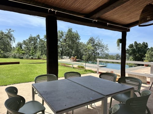Terraza de comedor al aire libre en la villa Casa Las Cuadras de Candeleda con vistas a la piscina y paisaje montañoso