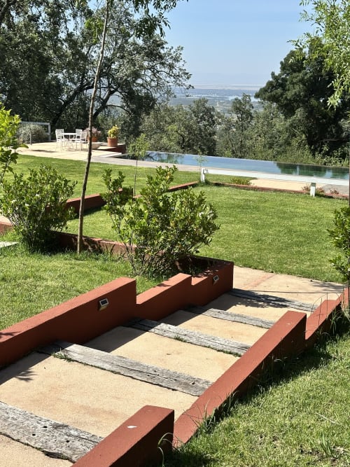 Jardín de villa de lujo en El Escondite De Pedro Malillo, Candeleda, con piscina infinita, zona de descanso y vistas al valle