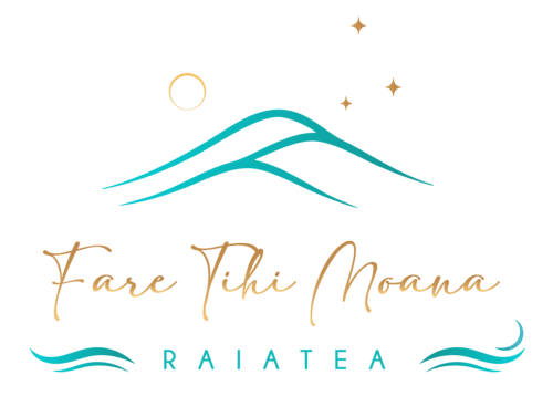 Logo Fare Tihi Moana avec vagues montagneuses, soleil et étoiles, représentant l'hôtel-boutique d'Uturoa, Polynésie française