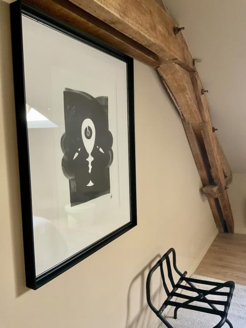 Œuvre d'art moderne en noir et blanc encadrée sur le mur du gîte au Domaine Alga, Bourg-Charente