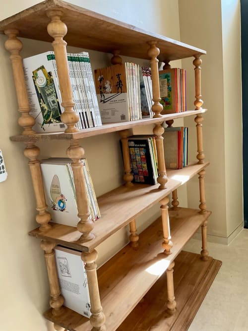 Étagère en bois avec livres et magazines dans Le Gîte du Domaine Alga, Bourg-Charente