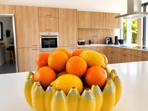 Coupe de fruits colorés avec oranges et citrons sur l'îlot de la cuisine à La Maison D'ambrine, Chamaret